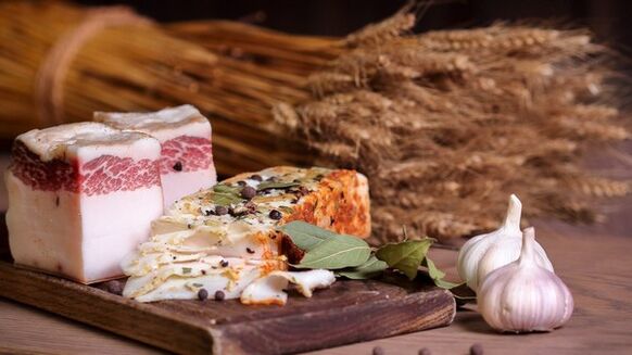 Schmalz- und Knoblauchsalbe gegen Warzen